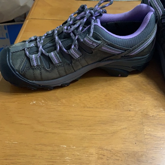 Keen Waterproof hiking shoe Never been worn - Picture 3 of 4